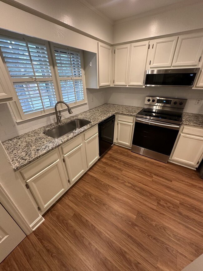 Foto del edificio - 2 Bedroom 2.5 Bathroom Townhome!