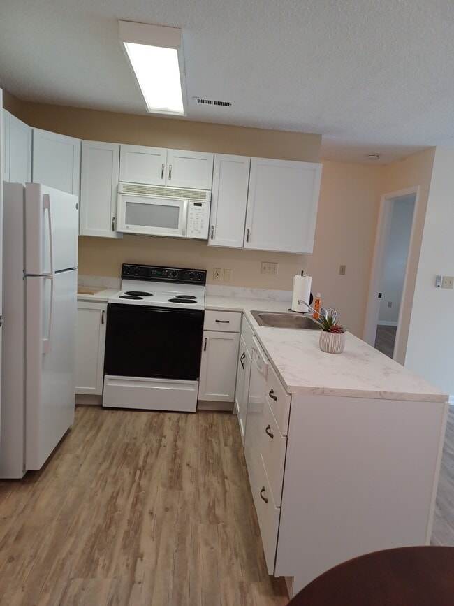 Building Photo - 582 Moull St