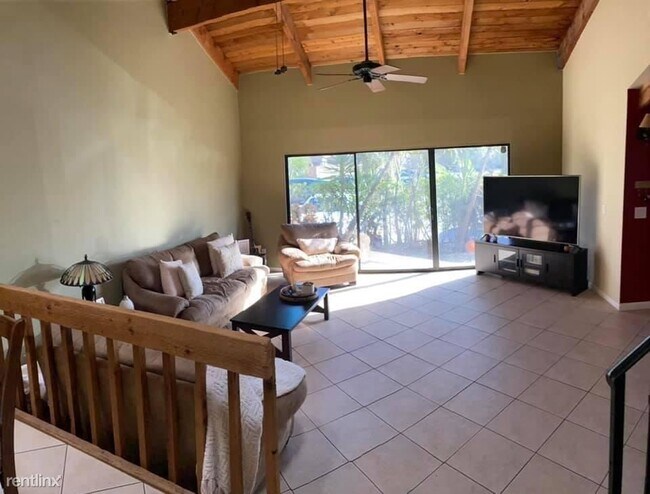 Foto del edificio - 3 br, 2.5 bath Townhome - 1921 SW 81st Ter