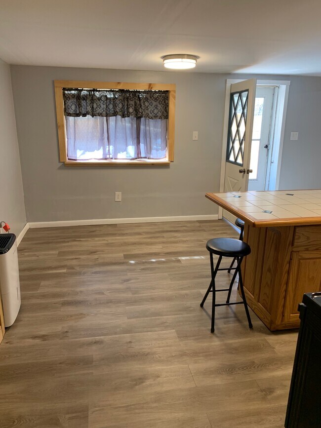 Comedor - 742 Pony Farm Road