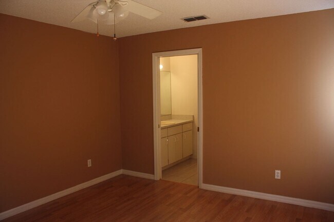 Building Photo - Unique 2/2/2 with Florida room with a/c