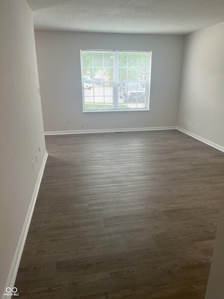Building Photo - 421 Lark Ct