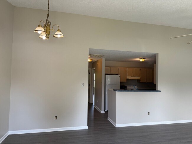 Building Photo - Cute 2 Bedroom Duplex Close to Shopping