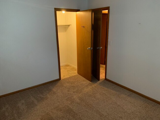 Spare Bedroom - 1740 S Park Ave