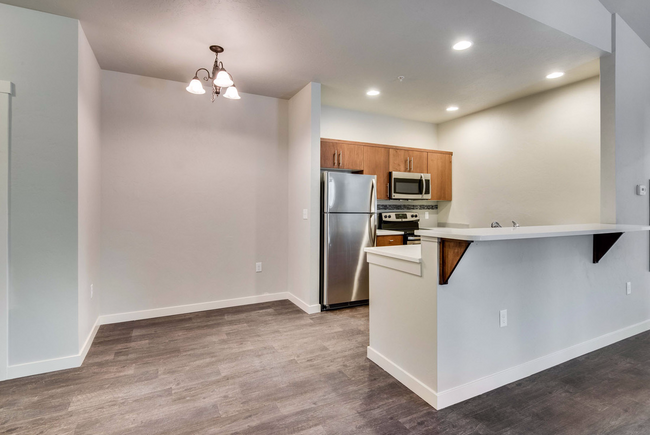 Building Photo - 827 E Riverside Dr