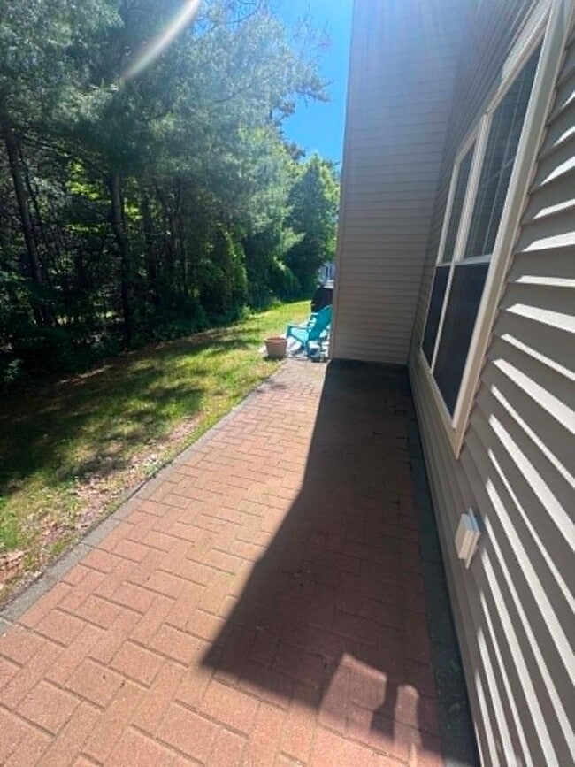 Building Photo - Brunswick Condo End Unit 2BR/1.5BA