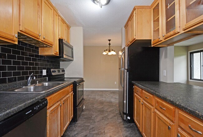 Foto del edificio - Spacious 3-Bed 1-Bath Condo For Rent in Ea...