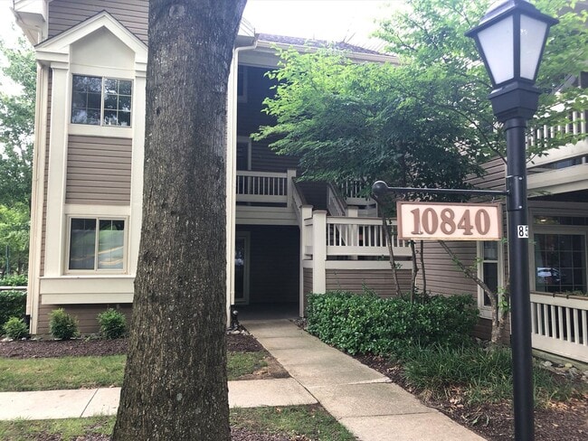 Building Photo - Commuter's Dream with Easy Living