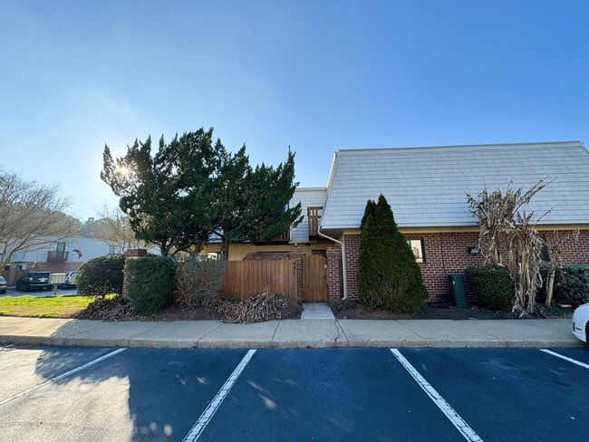 Foto del edificio - BLOCKS TO THE BEACH! Spacious Lands End Condo available March 1st