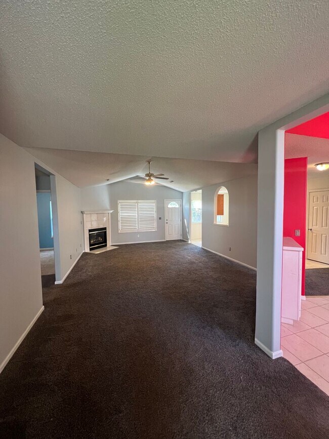 Building Photo - 3 bedroom, 2 bathroom single family home