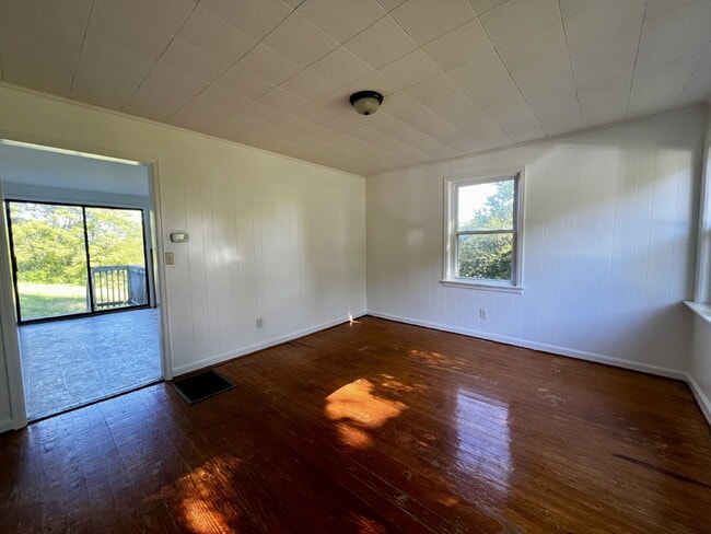 Building Photo - One Bedroom / One Bath Home on Large Lot