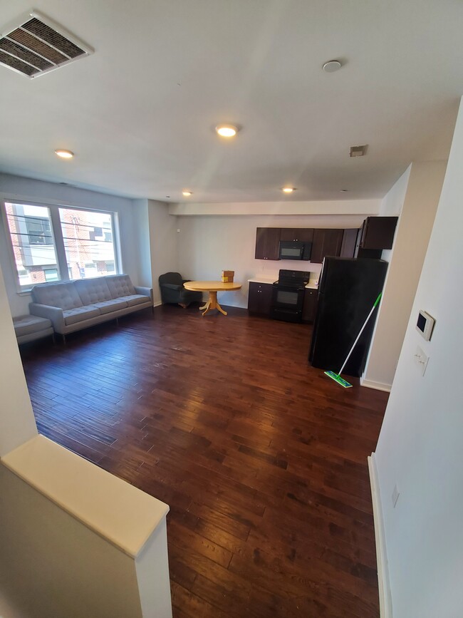 Building Photo - 1520 W Seybert St