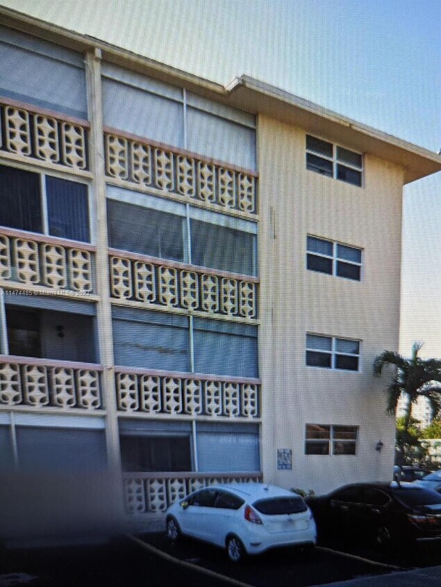 Primary Photo - 211 NE 8th Ave