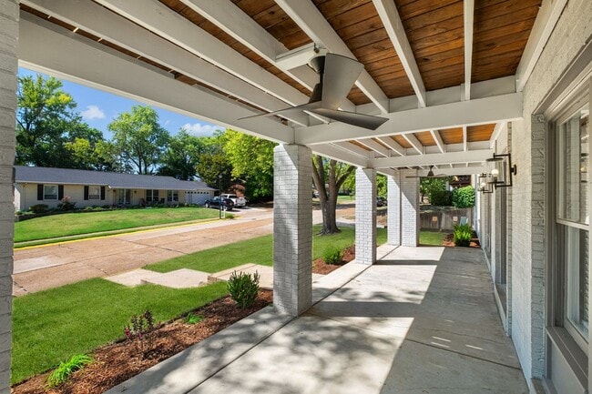 Building Photo - 621 Broadmoor Dr