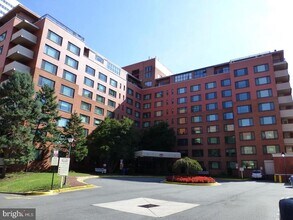 Building Photo - 1021 Arlington Blvd