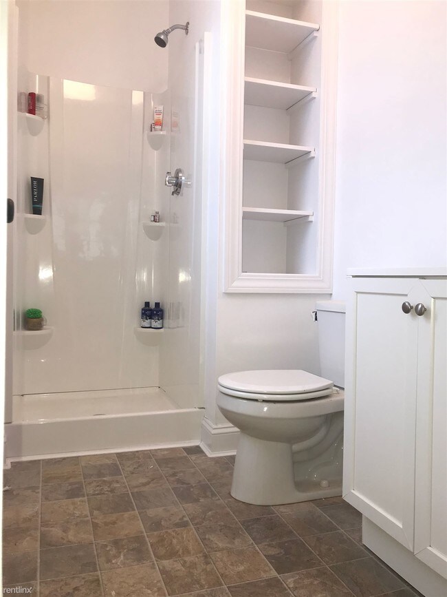 Building Photo - 2 br, 1 bath Duplex - 13 E Walnut St
