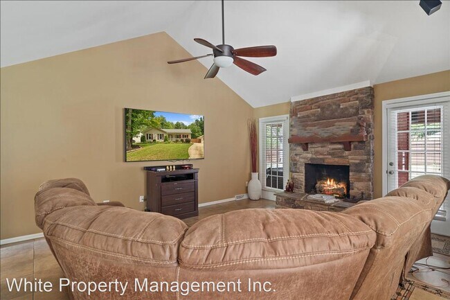Building Photo - 3 br, 2 bath House - 2224 Pinebrook Circle