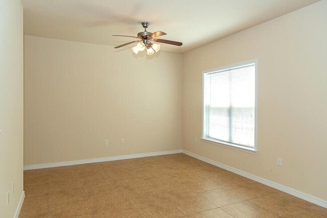 Building Photo - "Spacious 3-Bedroom Townhouse with 2.5 Baths in Prime Fort Walton Beach Location!"
