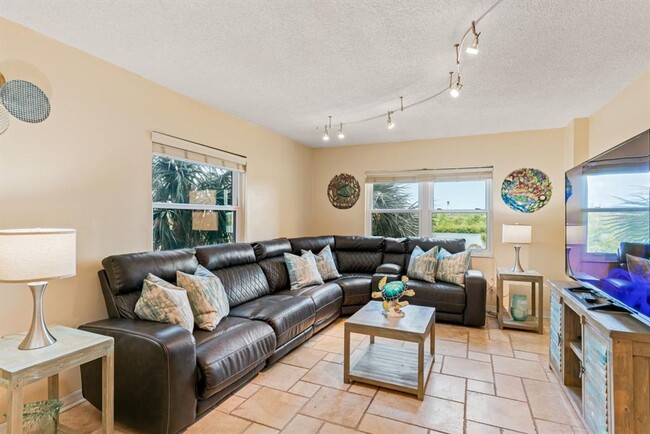 Building Photo - 2/1 Condo Indian Shores - Steps to Beach!
