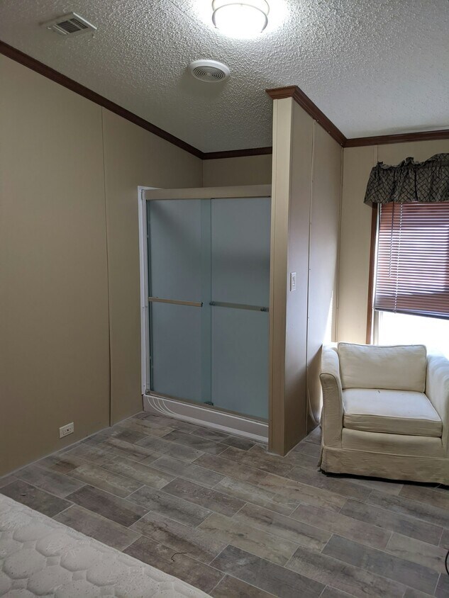Foto del edificio - 327 Shanklin Road, Unit b