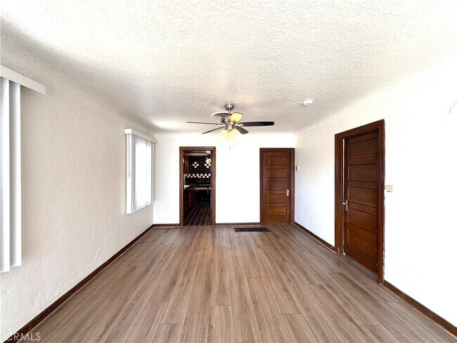 Foto del edificio - 1049 W 65th Pl