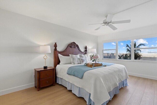 Foto del edificio - 255 The Esplanade N