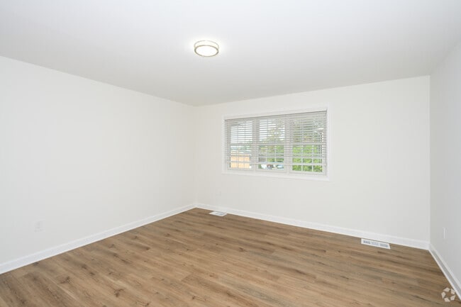 2BR, 2BA - 1,000SF - Primary Bedroom - Normandy Hill Apartments