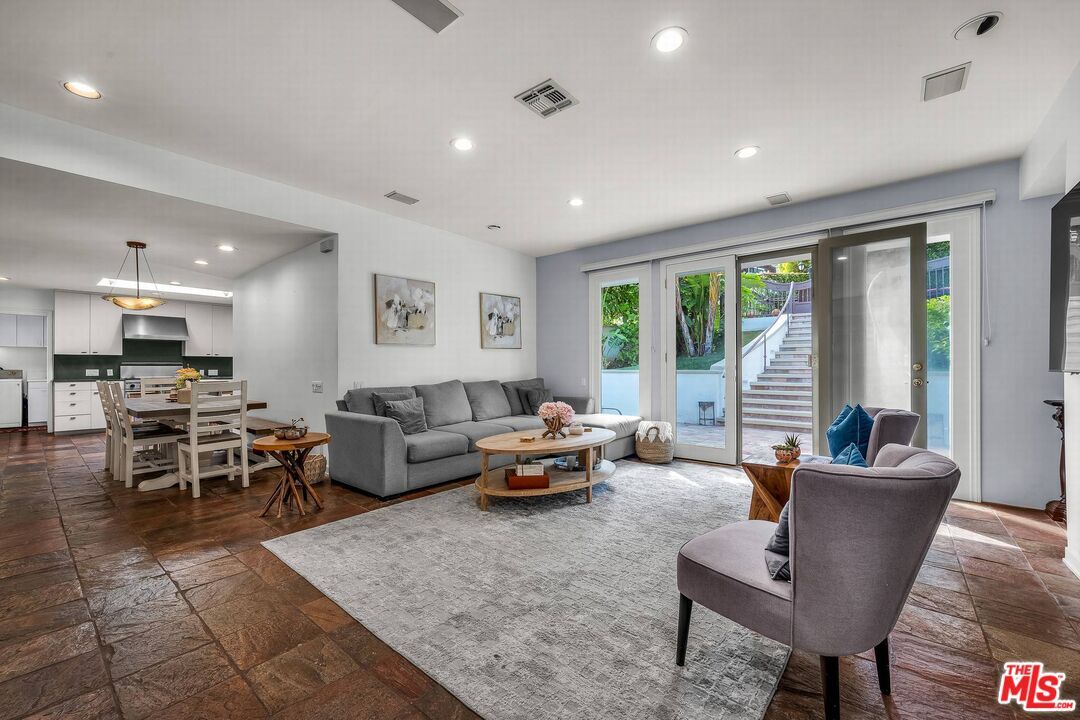 Foto principal - 10321 Rochester Ave
