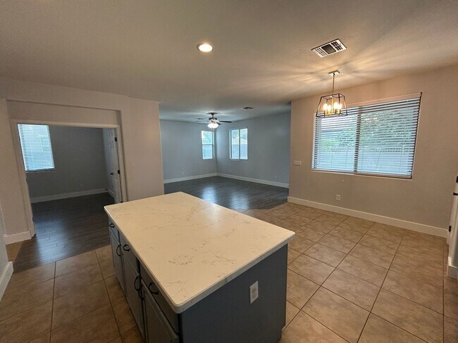 Foto del edificio - 15439 W Poinsettia Dr