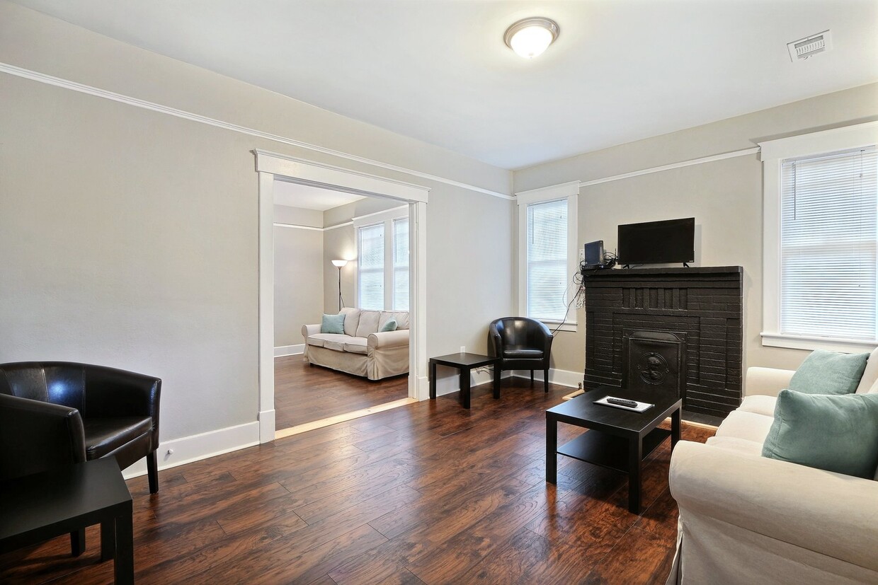 Primary Photo - Large Downtown 3BR/2BA House For Rent Walk...