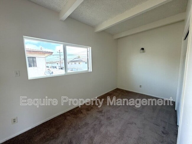 Building Photo - 2050 N Ventura Rd