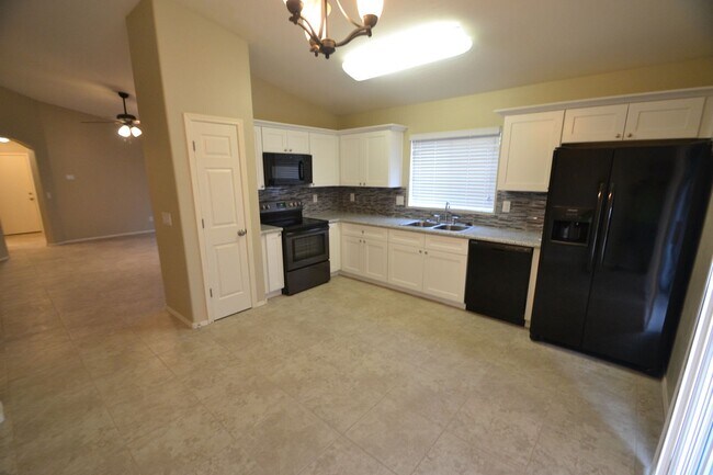 Foto del edificio - 2365 W Camp River Rd