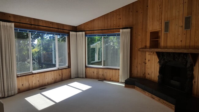 Foto del edificio - Raleigh Hills Beauty! XL Yard & Attached Garage! Dogs OK!