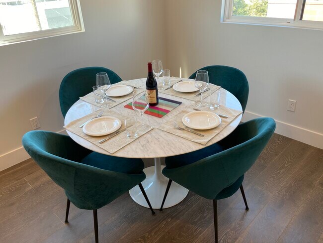 Comedor - 935 N Hudson Ave