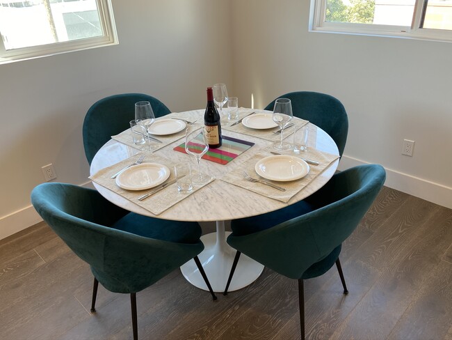 Dining Area - 935 N Hudson Ave