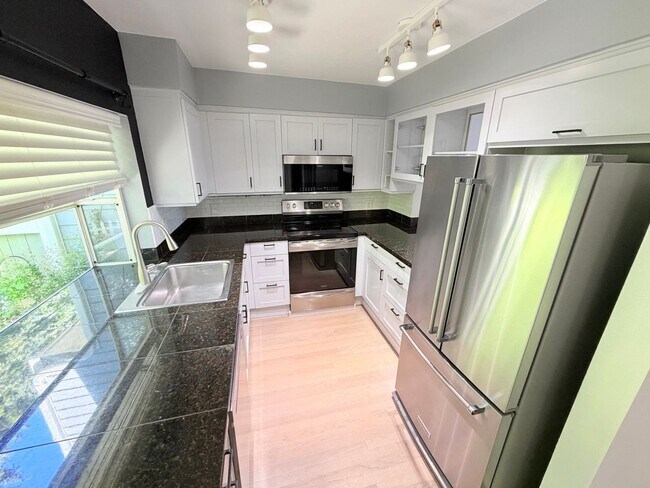 Building Photo - Spacious Magnolia Townhome with a View for $4595 - Available for Move in!