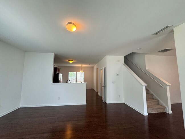 Building Photo - **Move-In Special of $500 off the first full months rent**