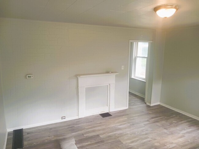 Building Photo - Great house for rent! 3 bed, 1.5 baths - l...