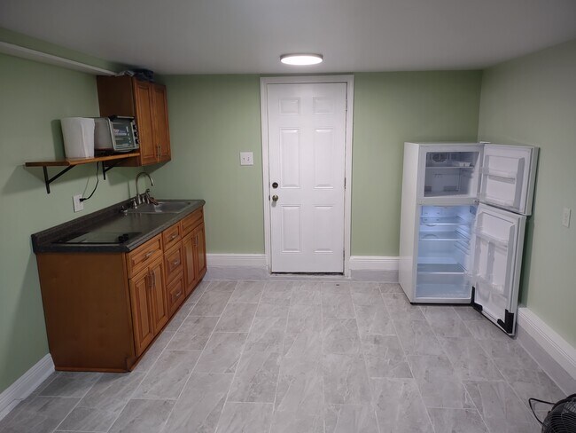 Kitchenette & Front door Double counter-top, fast-hot burners - 2324 Cambronne St