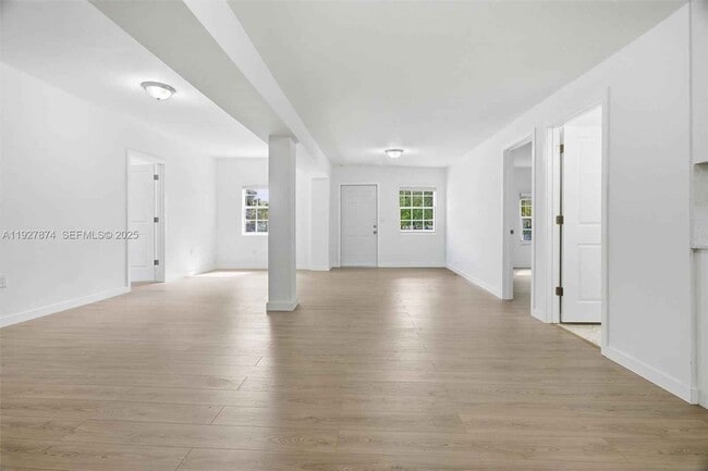 Building Photo - 465 NE 165th St