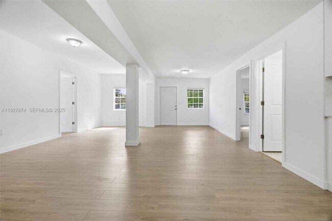 Foto del edificio - 465 NE 165th St