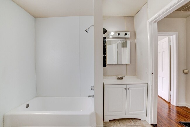 Building Photo - 2Bed 1 Bath Near TU!
