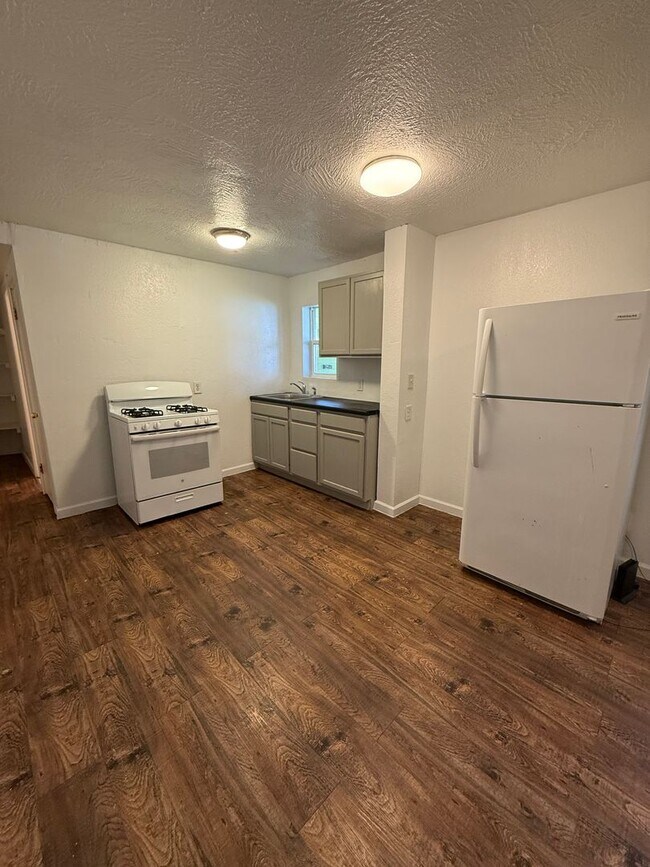Foto del edificio - 2352 N Kellett Ave
