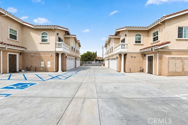 Foto del edificio - 7592 Artesia Blvd