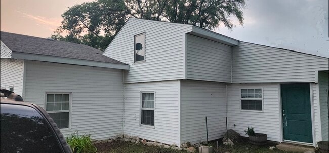 Building Photo - 905 N Somonauk Rd