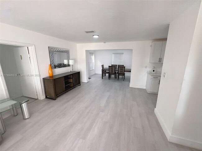 Foto del edificio - 3361 NW 5th Pl