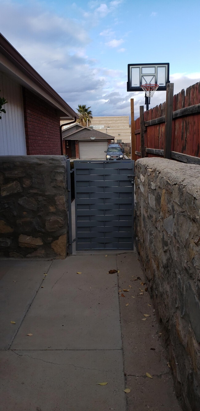 Building Photo - 11526 Tony Ponce Dr