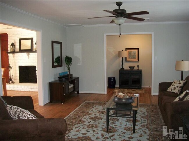 Building Photo - Close access to UNCW, Beach, Hwy 40, walk ...