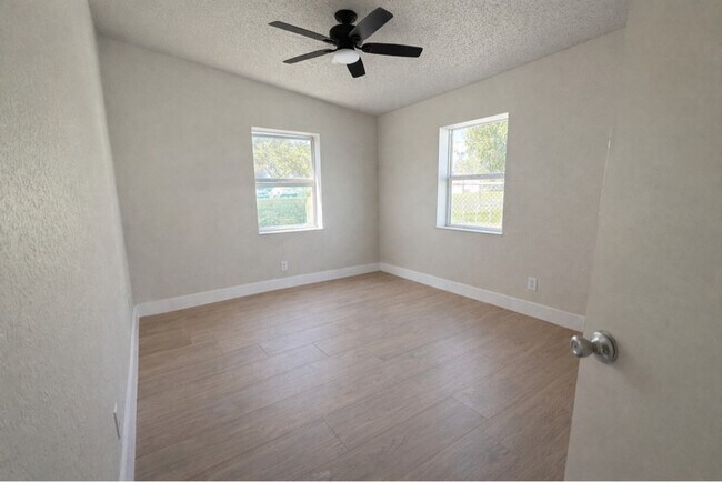 Foto del edificio - 805 NW 12th Ave