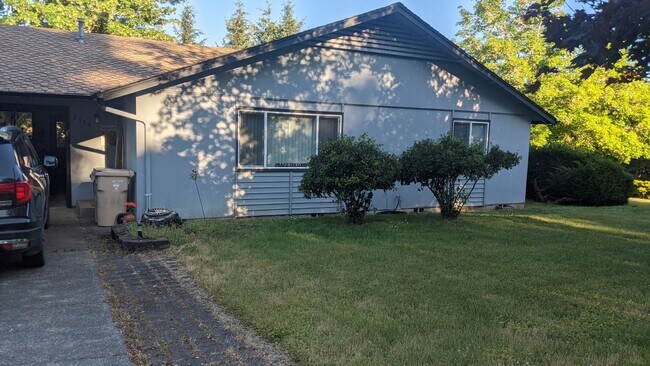 Building Photo - 2386 SW Elmwood Dr